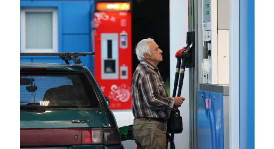 РБК: российские нефтяники начали продавать бензин в убыток