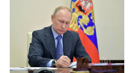 Путин подписал закон об упрощении получения гражданства России