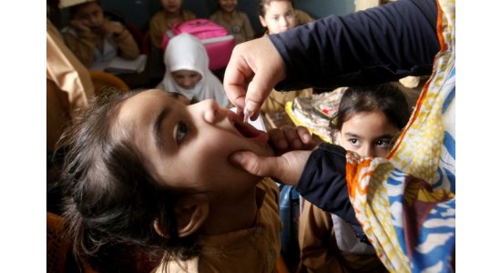 ВОЗ обеспокоена отменой программ вакцинации детей из-за коронавируса